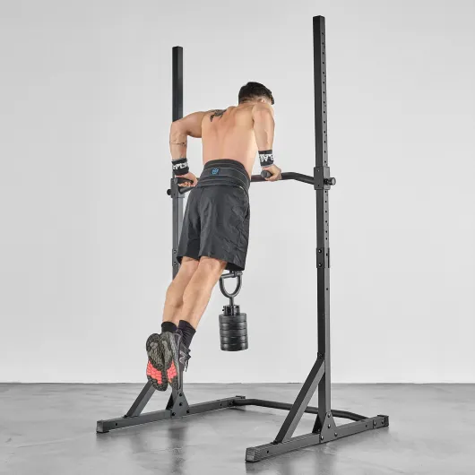 Barre de Traction Réglable de 105 cm à 210 cm pour la Musculation, Calisthenics, Home Gym - Barre de Traction sur Pied et Sans Fixation en Acier, Supporte Jusqu’à 300 KG de Charge + Barre de Dips
